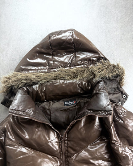 Active Fielder puffer collar close-up with brand label, zip and faux-fur hood trim