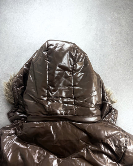 Detail of Active Fielder puffer hood from behind with quilted panels and snap buttons