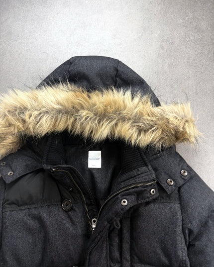 Backnumber puffer jacket collar close-up with brand label, ribbed knit and snaps