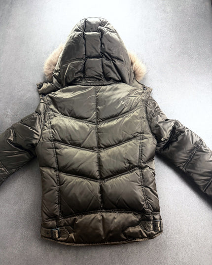 Schlüssel puffer jacket back view showing chevron quilting, hood and buckled hem tabs