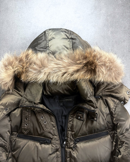 Schlüssel puffer close-up of fur hood trim, strap collar, zip pockets and size 2 label