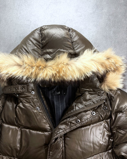 UJ puffer jacket collar close-up with snap buttons, pinstripe lining and fur trim