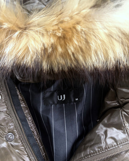 UJ puffer jacket detail of the hip pocket, cuff or inner label